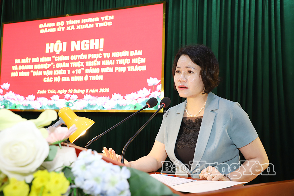 Đồng chí Quách Thị Hương, Ủy viên Ban Thường vụ Tỉnh ủy, Hiệu trưởng Trường Chính trị Nguyễn Văn Linh phát biểu tại hội nghị.