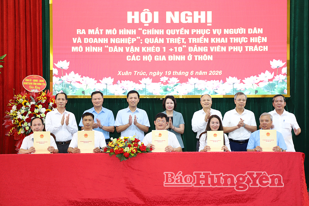 Các đại biểu chứng kiến cán bộ, công chức xã ký cam kết thực hiện mô hình 