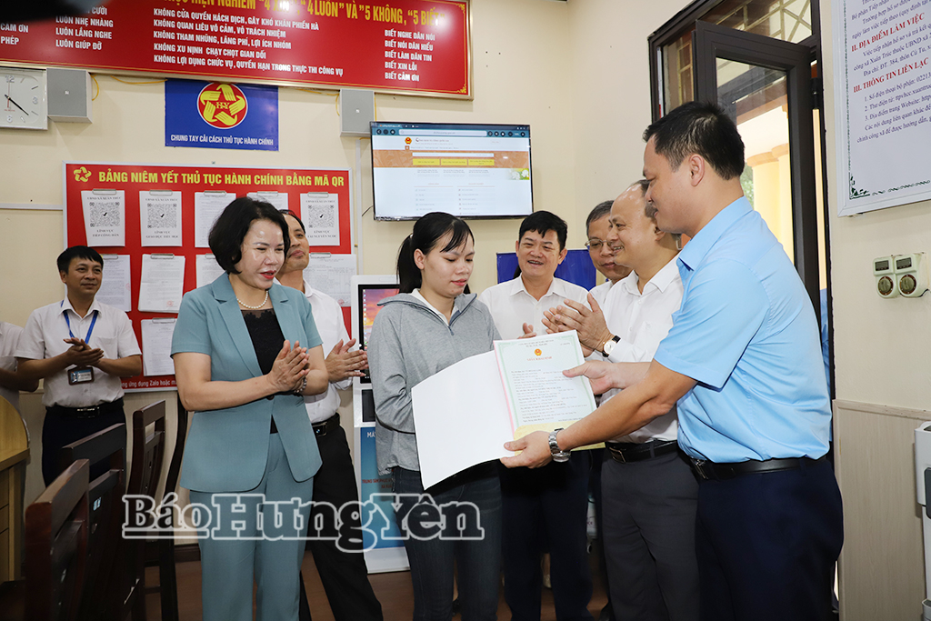 Lãnh đạo xã Xuân Trúc trao giấy khai sinh cho đại diện hộ gia đình.