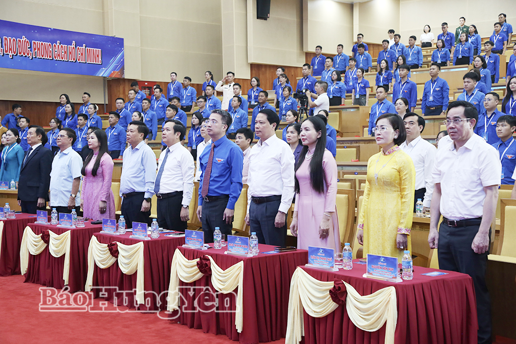 Các đại biểu thực hiện nghi thức chào cờ.