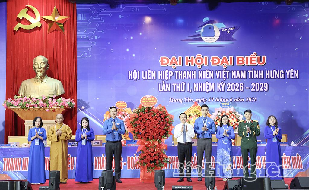 Đồng chí Phạm Quang Ngọc, Ủy viên Ban Chấp hành Trung ương Đảng, Bí thư Tỉnh ủy tặng hoa chúc mừng Đại hội.