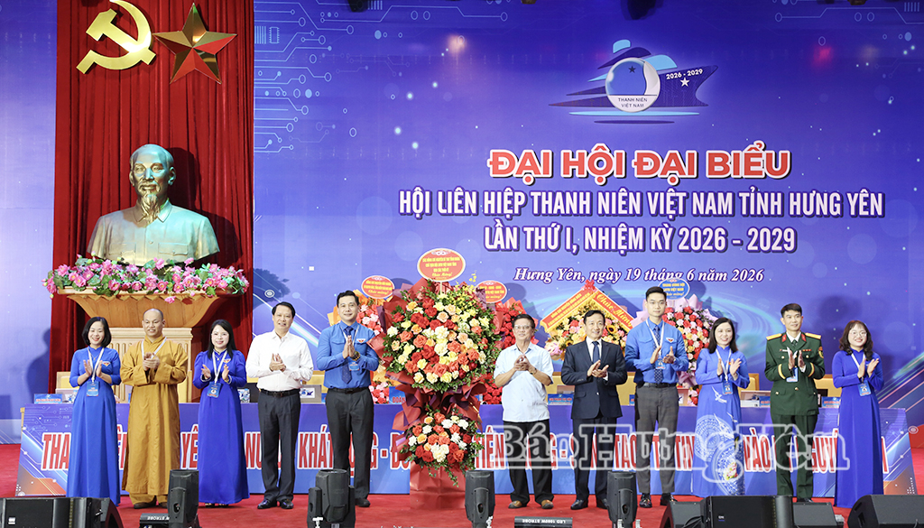 Các đồng chí nguyên lãnh đạo Tỉnh đoàn, nguyên lãnh đạo Hội Liên hiệp Thanh niên Việt Nam tỉnh tặng hoa chúc mừng Đại hội.