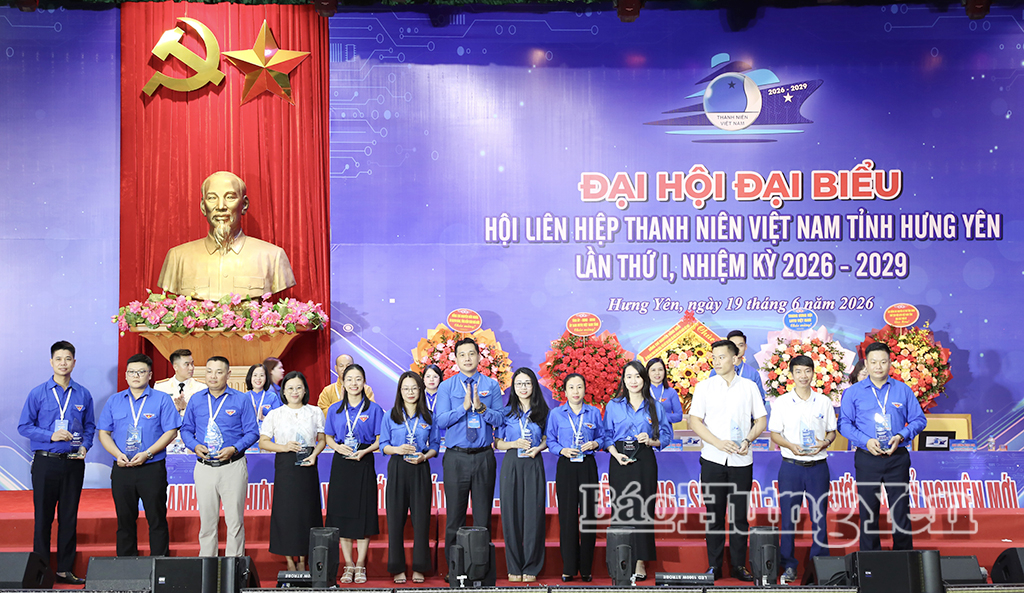 Lãnh đạo Hội Liên hiệp Thanh niên Việt Nam tỉnh tặng quà các đồng chí cựu cán bộ Hội giai đoạn 2024 – 2026.