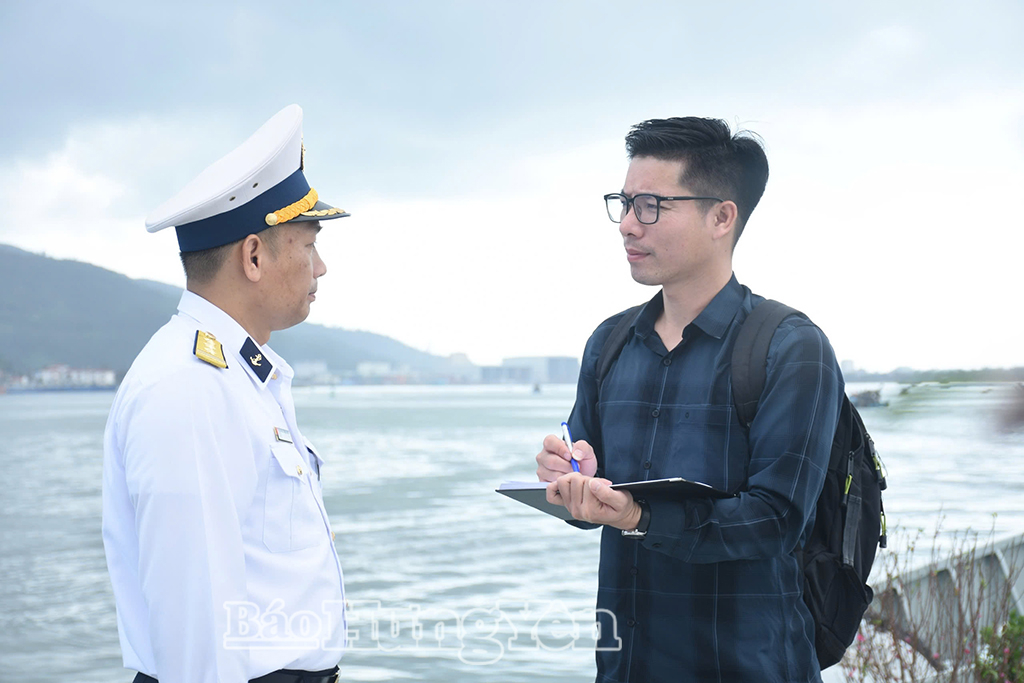 Phóng viên Báo và Phát thanh, Truyền hình Hưng Yên tác nghiệp tại Bộ Tư lệnh Vùng 3 Hải quân.