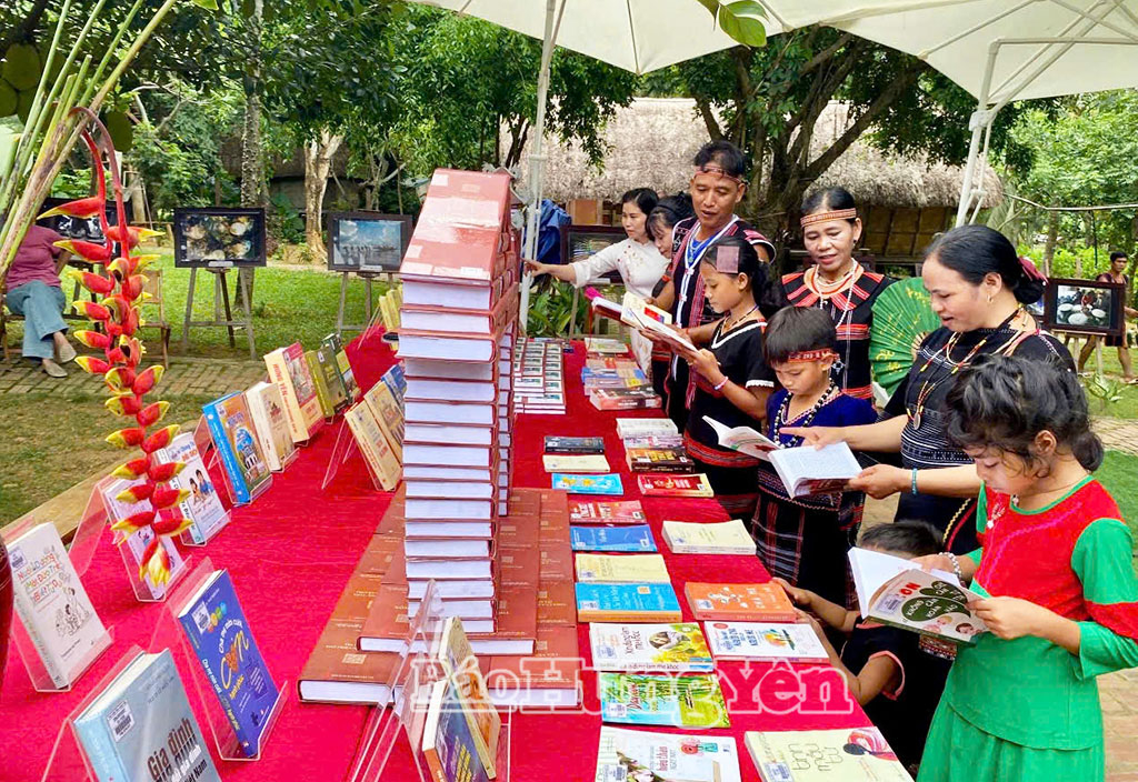 Không gian trưng bày sách, báo, tư liệu góp phần quảng bá văn hóa, lịch sử và con người Hưng Yên tới du khách.