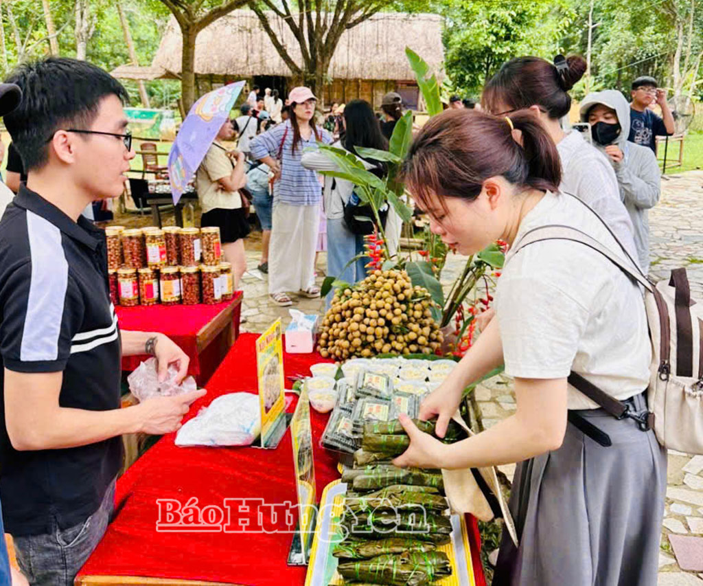 Du khách chọn mua các sản phẩm đặc sản của Hưng Yên tại Ngày hội Gia đình năm 2026.