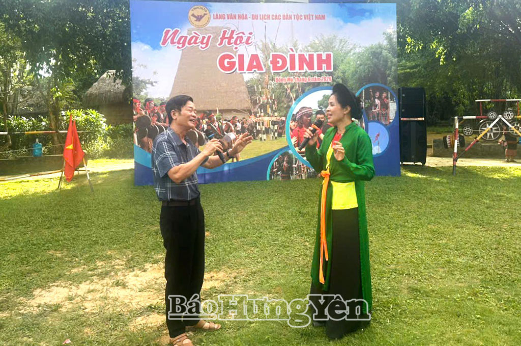 Tiết mục hát chèo đặc sắc được trình diễn tại Ngày hội.