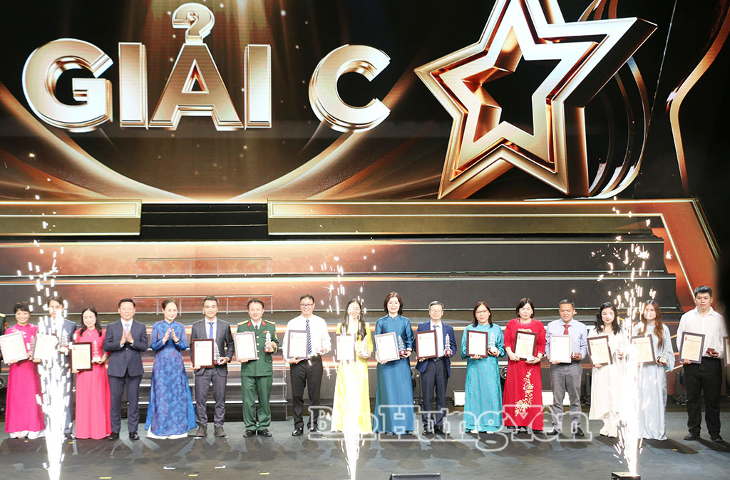 Ban Tổ chức trao giải cho đại diện nhóm tác giả đoạt giải C.