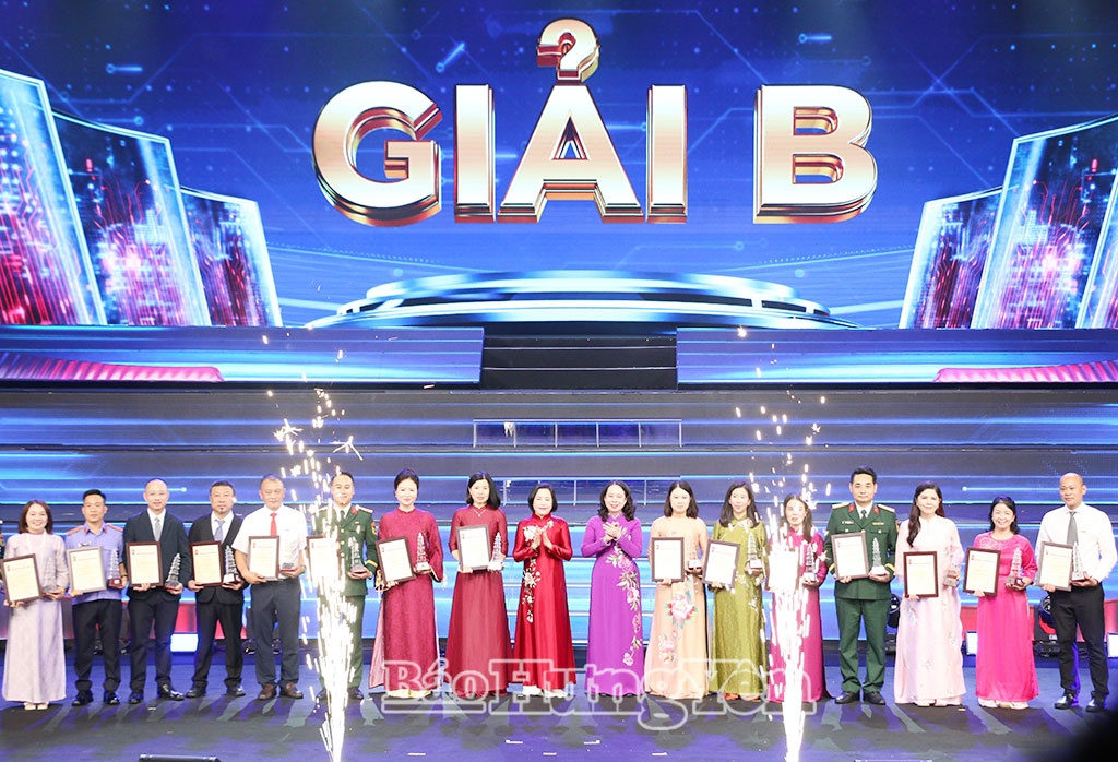 Ban Tổ chức trao giải cho đại diện nhóm tác giả đoạt giải B.