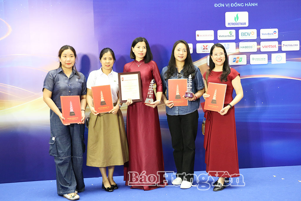 Nhóm tác giả đoạt giải B chụp ảnh kỷ niệm tại Lễ trao giải.
