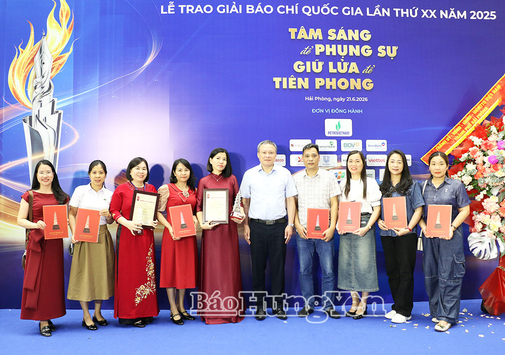 Lãnh đạo Báo và Phát thanh, Truyền hình Hưng Yên chụp ảnh lưu niệm với nhóm tác giả đoạt giải.