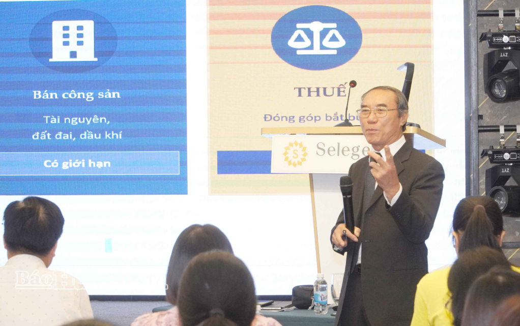 Chuyên gia cao cấp về thuế và quản trị doanh nghiệp Nguyễn Văn Phụng truyền đạt các nội dung tại hội nghị.