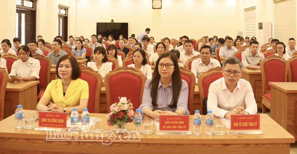 Đại biểu dự lễ khai giảng.