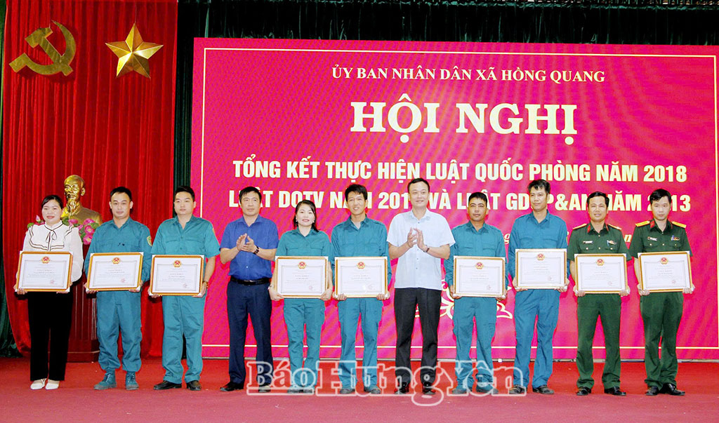 Lãnh đạo xã Hồng Quang trao thưởng cho các cá nhân có thành tích xuất sắc trong công tác quân sự, quốc phòng địa phương.