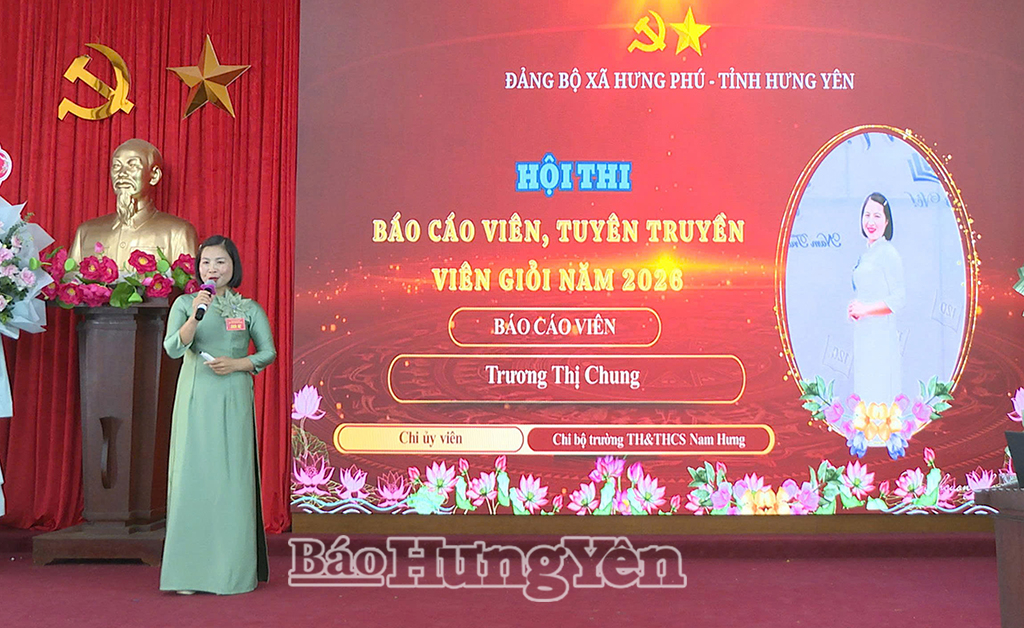 Thí sinh tham gia phần thi thuyết trình tại Hội thi báo cáo viên, tuyên truyền viên giỏi năm 2026 do Đảng ủy xã Hưng Phú tổ chức.