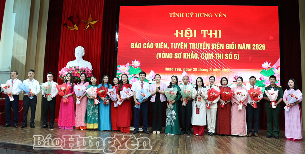 Lãnh đạo Ban Tuyên giáo và Dân vận Tỉnh ủy cùng lãnh đạo xã Vũ Thư tặng hoa các thí sinh tham gia vòng sơ khảo hội thi cấp tỉnh, Cụm thi số 5.