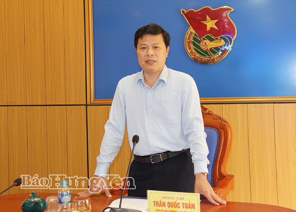 Đồng chí Trần Quốc Toản, Phó Bí thư Thường trực Tỉnh ủy, Chủ tịch Ủy ban MTTQ Việt Nam tỉnh phát biểu tại buổi gặp mặt.