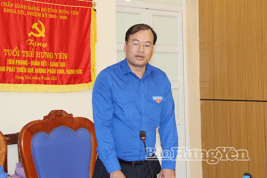 Đồng chí Thiệu Minh Quỳnh, Phó Chủ tịch Ủy ban MTTQ Việt Nam tỉnh, Bí thư Đoàn TNCS Hồ Chí Minh tỉnh phát biểu tại buổi gặp mặt.
