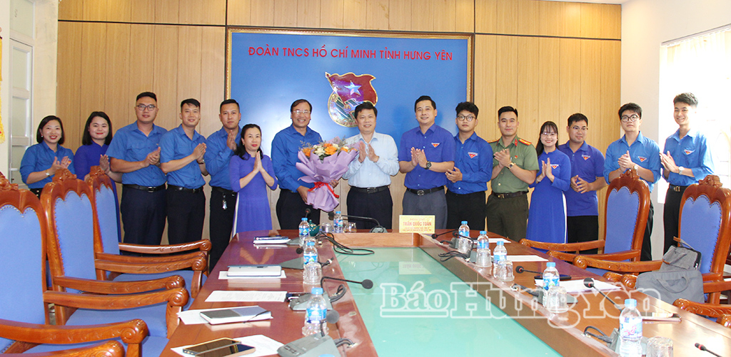 Đồng chí Trần Quốc Toản, Phó Bí thư Thường trực Tỉnh ủy, Chủ tịch Ủy ban MTTQ Việt Nam tỉnh tặng hoa chúc mừng, động viên Đoàn đại biểu trước khi lên đường tham dự Đại hội đại biểu toàn quốc Đoàn TNCS Hồ Chí Minh lần thứ XIII.