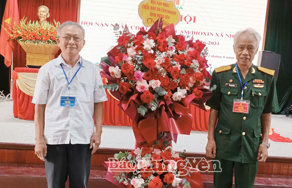L&atilde;nh đạo Hội Nạn nh&acirc;n chất độc da cam/Dioxin tỉnh tặng hoa ch&uacute;c mừng Đại hội.
