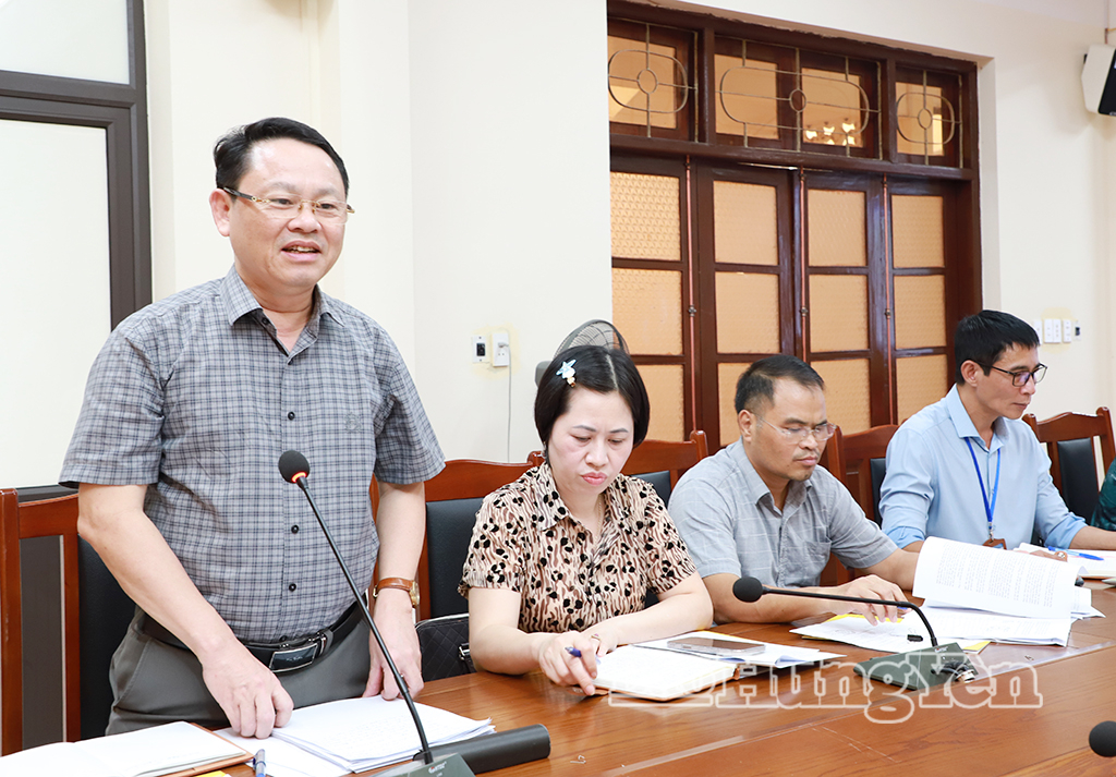 Lãnh đạo Sở Tài chính phát biểu tại cuộc họp.