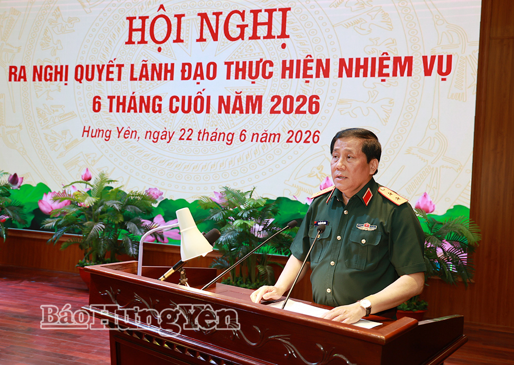  Trung tướng Nguyễn Đức Hưng, Ủy viên Ban Chấp hành Trung ương Đảng, Ủy viên Quân ủy Trung ương, Bí thư Đảng ủy, Chính ủy Quân khu 3 phát biểu tại hội nghị.