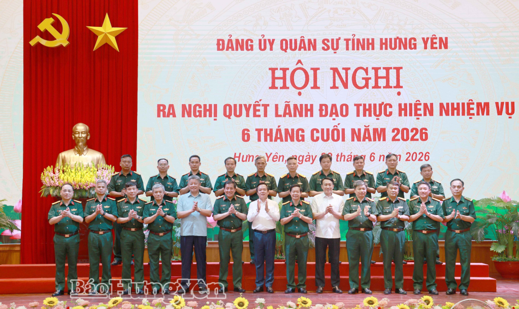 Các đại biểu chụp ảnh lưu niệm tại hội nghị.