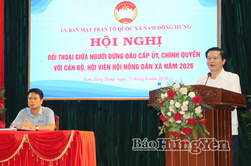 Đồng chí Bí thư Đảng ủy xã Nam Đông Hưng trao đổi, trả lời các kiến nghị của cán bộ, hội viên nông dân.