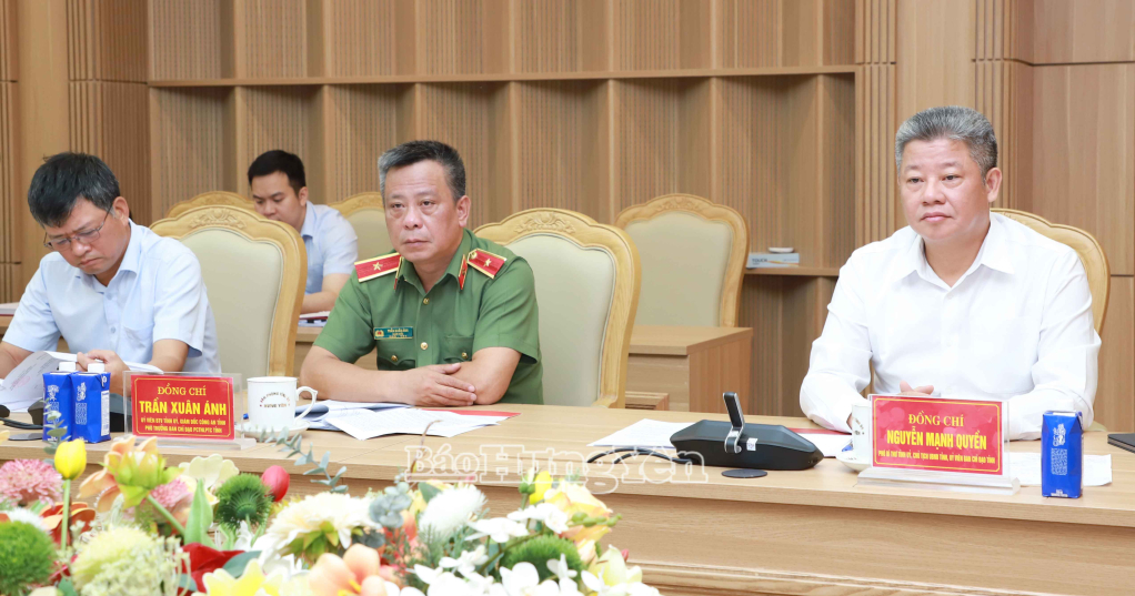 Đồng chí Nguyễn Mạnh Quyền, Phó Bí thư Tỉnh ủy, Chủ tịch UBND tỉnh và các đại biểu dự phiên họp.