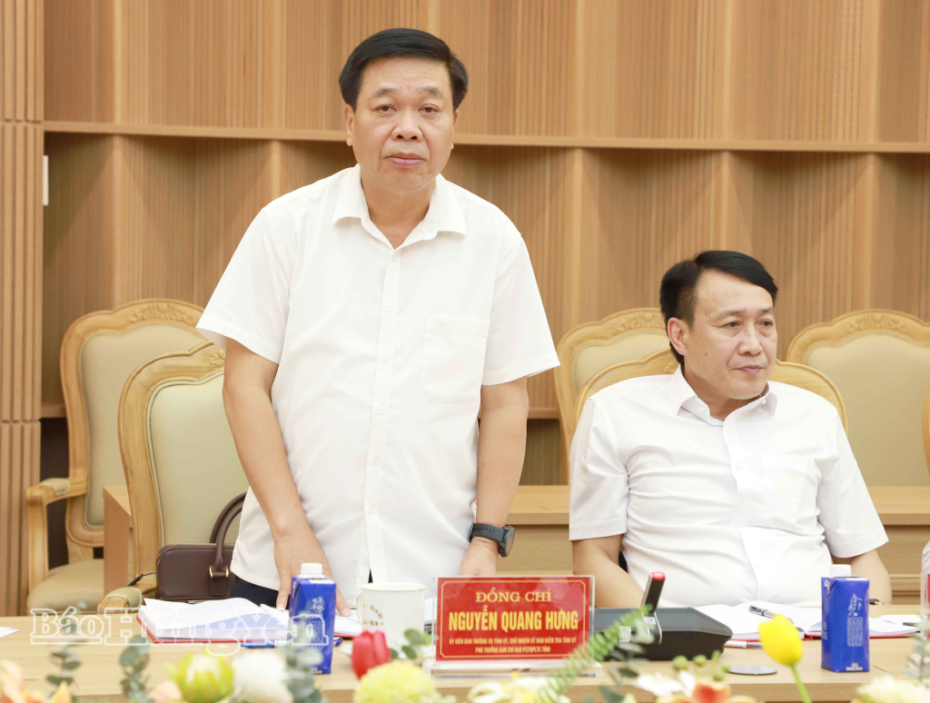 Đồng chí Nguyễn Quang Hưng, Ủy viên Ban Thường vụ Tỉnh ủy, Chủ nhiệm Ủy ban Kiểm tra Tỉnh ủy phát biểu tại phiên họp.