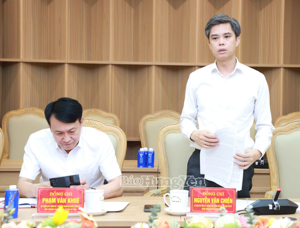 Đồng chí Nguyễn Văn Chiến, Ủy viên Ban Thường vụ Tỉnh ủy, Trưởng ban Tuyên giáo và Dân vận Tỉnh ủy phát biểu tại phiên họp.
