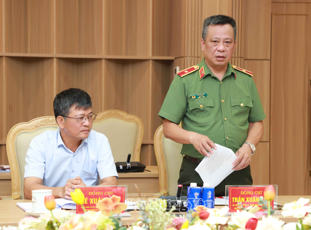 hiếu tướng Trần Xuân Ánh, Ủy viên Ban Thường vụ Tỉnh ủy, Giám đốc Công an tỉnh phát biểu tại phiên họp.