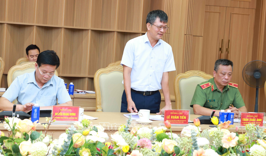 Đồng chí Lê Xuân Tiến, Ủy viên Ban Thường vụ Tỉnh ủy, Phó Chủ tịch Thường trực HĐND tỉnh phát biểu tại phiên họp.