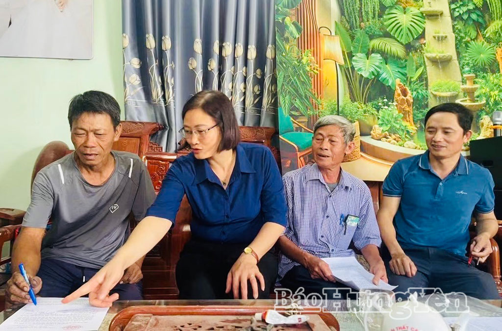 Lãnh đạo xã Thần Khê cùng tổ lấy ý kiến nhân dân thôn Minh Khai thực hiện lấy ý kiến tại hộ gia đình.
