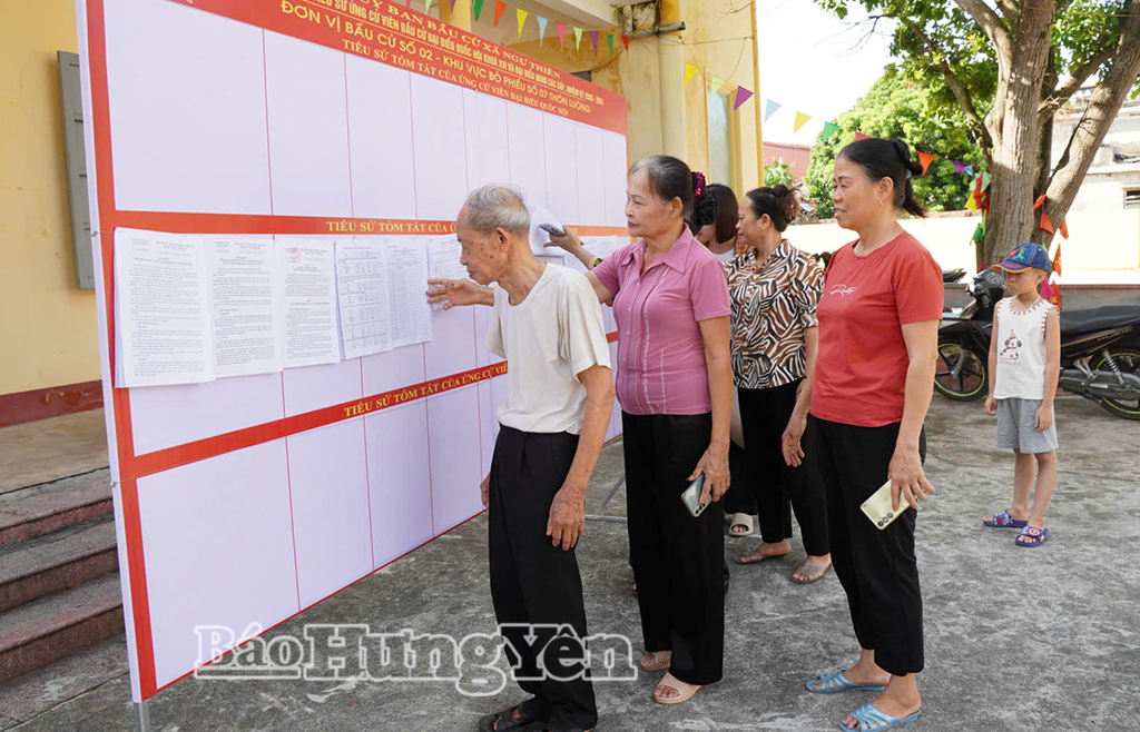 Người dân trong xã tích cực đến tìm hiểu kế hoạch sắp xếp, tổ chức lại thôn trên địa bàn xã.