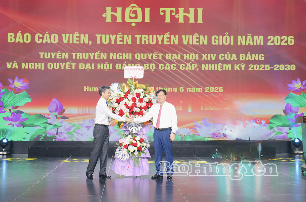 Đồng chí Phan Xuân Thủy, Phó Trưởng ban Tuyên giáo và Dân vận Trung ương tặng hoa chúc mừng hội thi.