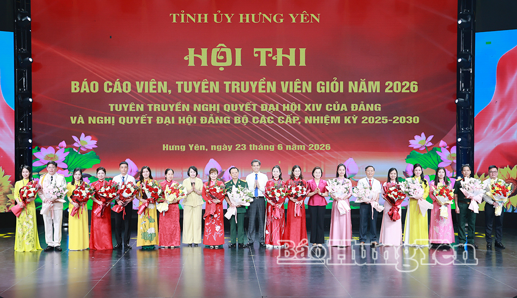 Các đồng chí Ủy viên Ban Thường vụ Tỉnh ủy tặng hoa các thí sinh.