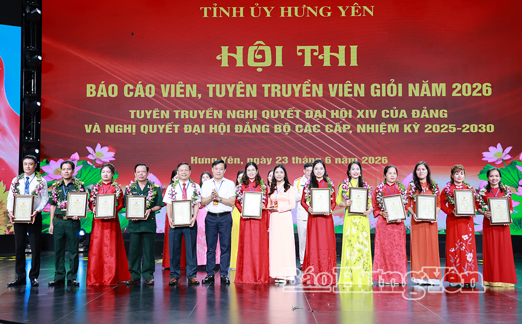 Ban Tổ chức hội thi trao giải Ba cho các thí sinh.