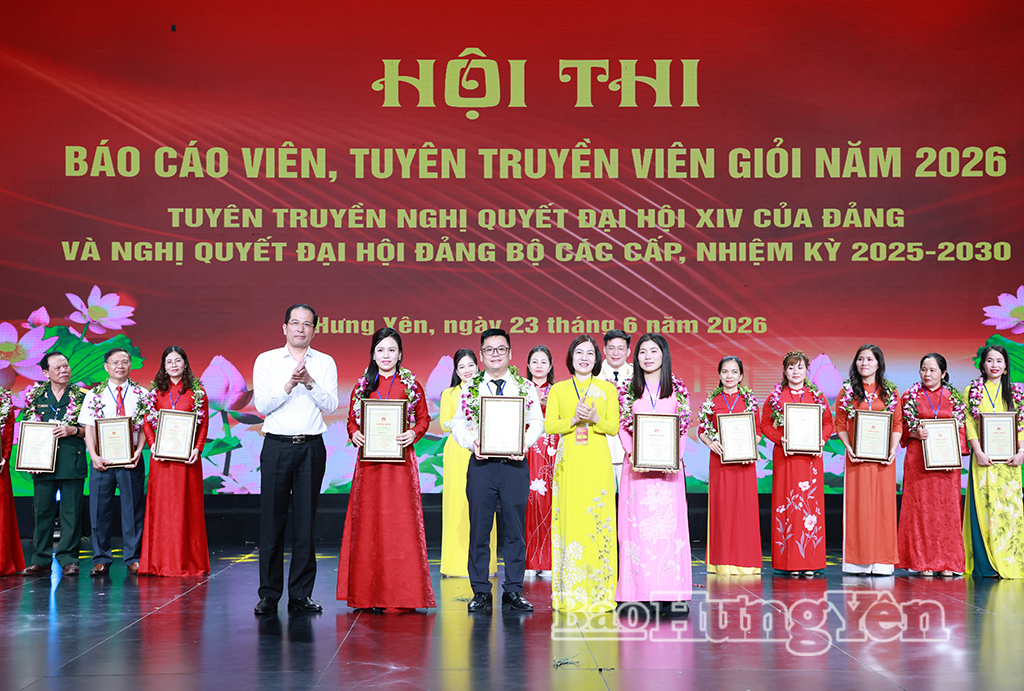 Ban Tổ chức hội thi trao giải Ba cho các thí sinh.