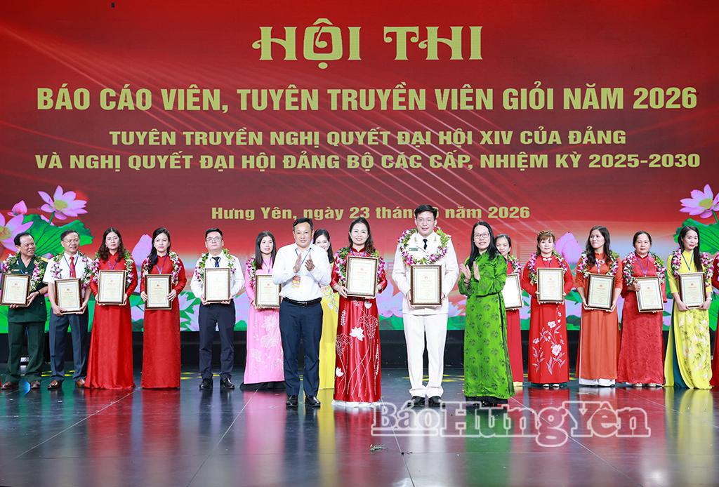Ban Tổ chức hội thi trao giải Nhì cho các thí sinh.