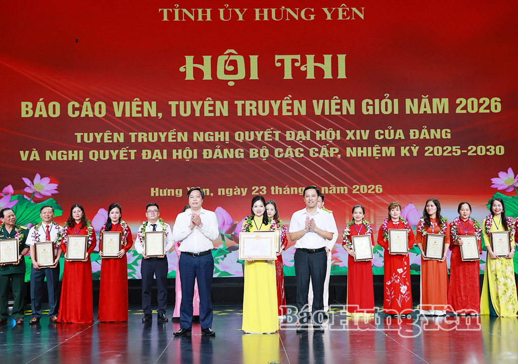 Ban Tổ chức hội thi trao giải Nhất cho thí sinh Nguyễn Thị Bình, thuộc Đảng bộ phường Mỹ Hào.
