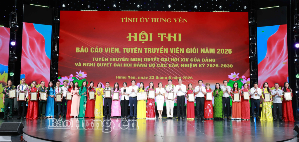 Các đại biểu chụp ảnh lưu niệm với các thí sinh.