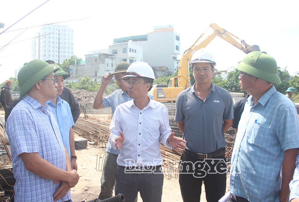 Đại diện đơn vị thi công dự án nút giao thông Phúc Khánh báo cáo về công tác chuẩn bị phòng, chống úng do thi công ảnh hưởng dòng chảy thủy lợi.