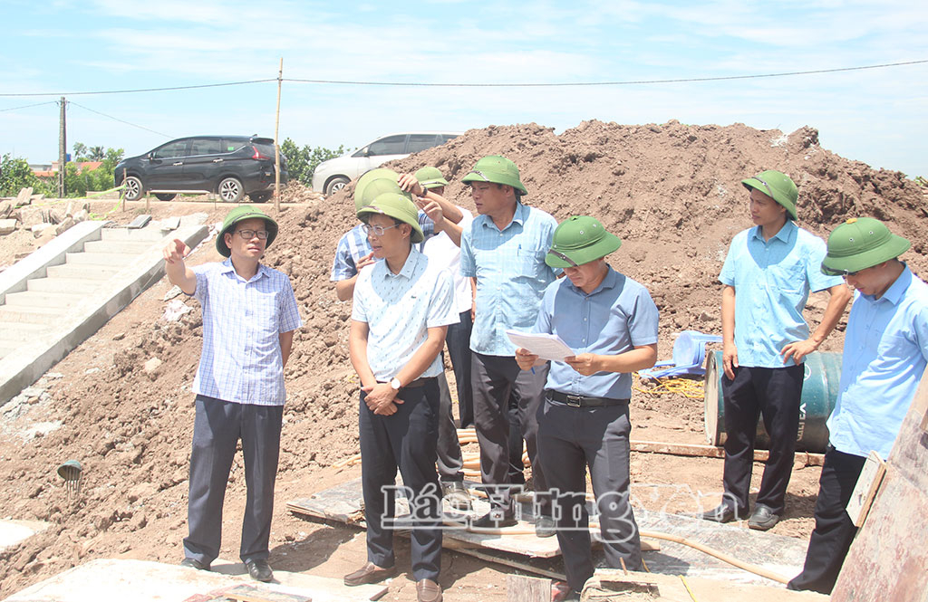 Đoàn kiểm tra tiến độ xây dựng dự án.