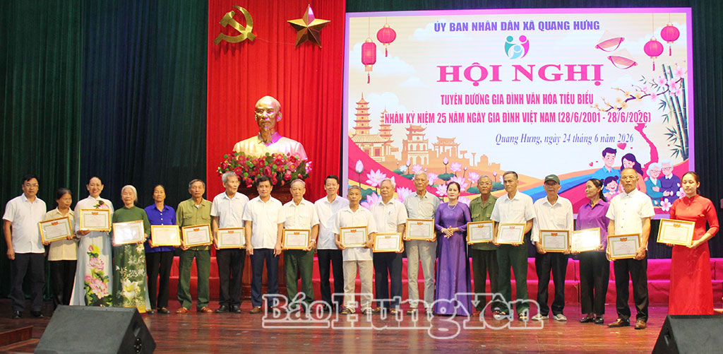 Lãnh đạo xã Quang Hưng trao giấy khen tặng các gia đình văn hóa tiêu biểu năm 2026.