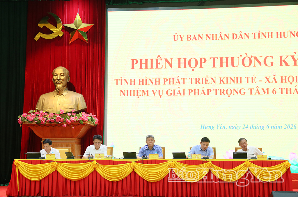 Đồng chí Nguyễn Mạnh Quyền, Phó Bí thư Tỉnh ủy, Chủ tịch UBND tỉnh và các đồng chí Phó Chủ tịch UBND tỉnh chủ trì phiên họp.