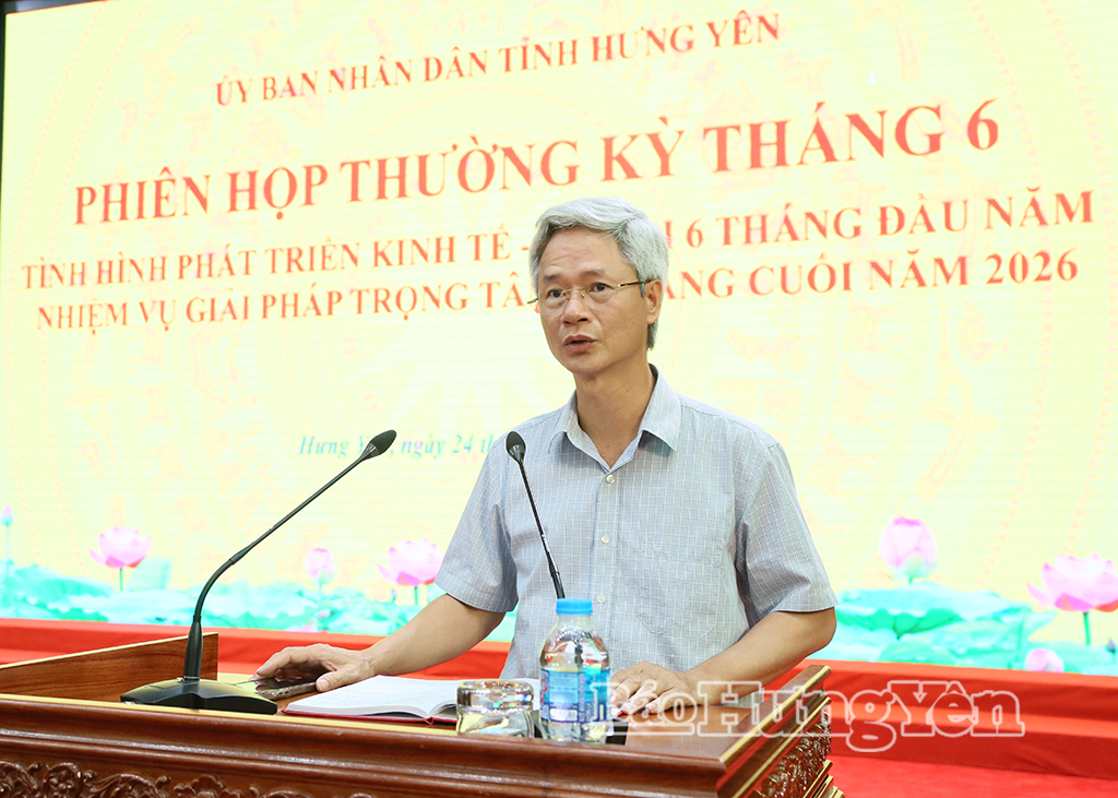 Đồng chí Đào Hồng Vận, Ủy viên Ban Thường vụ Tỉnh ủy, Giám đốc Sở Nội vụ phát biểu tại phiên họp.