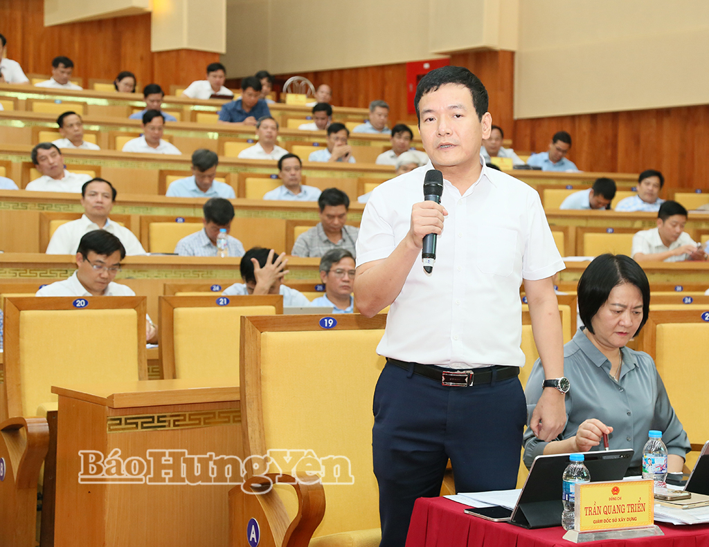 Lãnh đạo Sở Xây dựng phát biểu tại phiên họp.