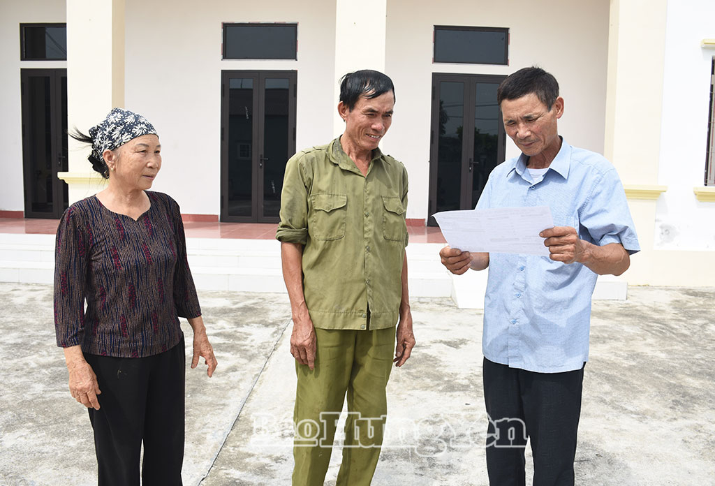 Lãnh đạo thôn An Ký Đông thông tin tới người dân về đề án sắp xếp, tổ chức lại thôn.
