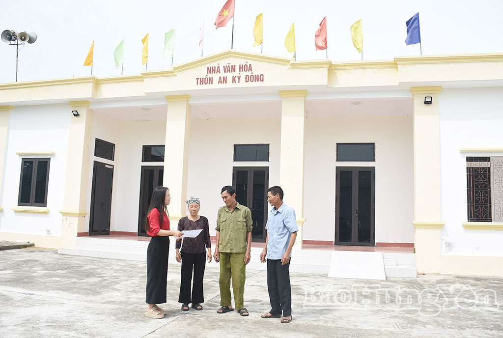 Đại diện chính quyền xã Minh Thọ tuyên truyền chủ trương sắp xếp lại thôn cho người dân thôn An Ký Đông.